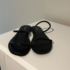 Old Navy women’s size 9.5 black sandal.